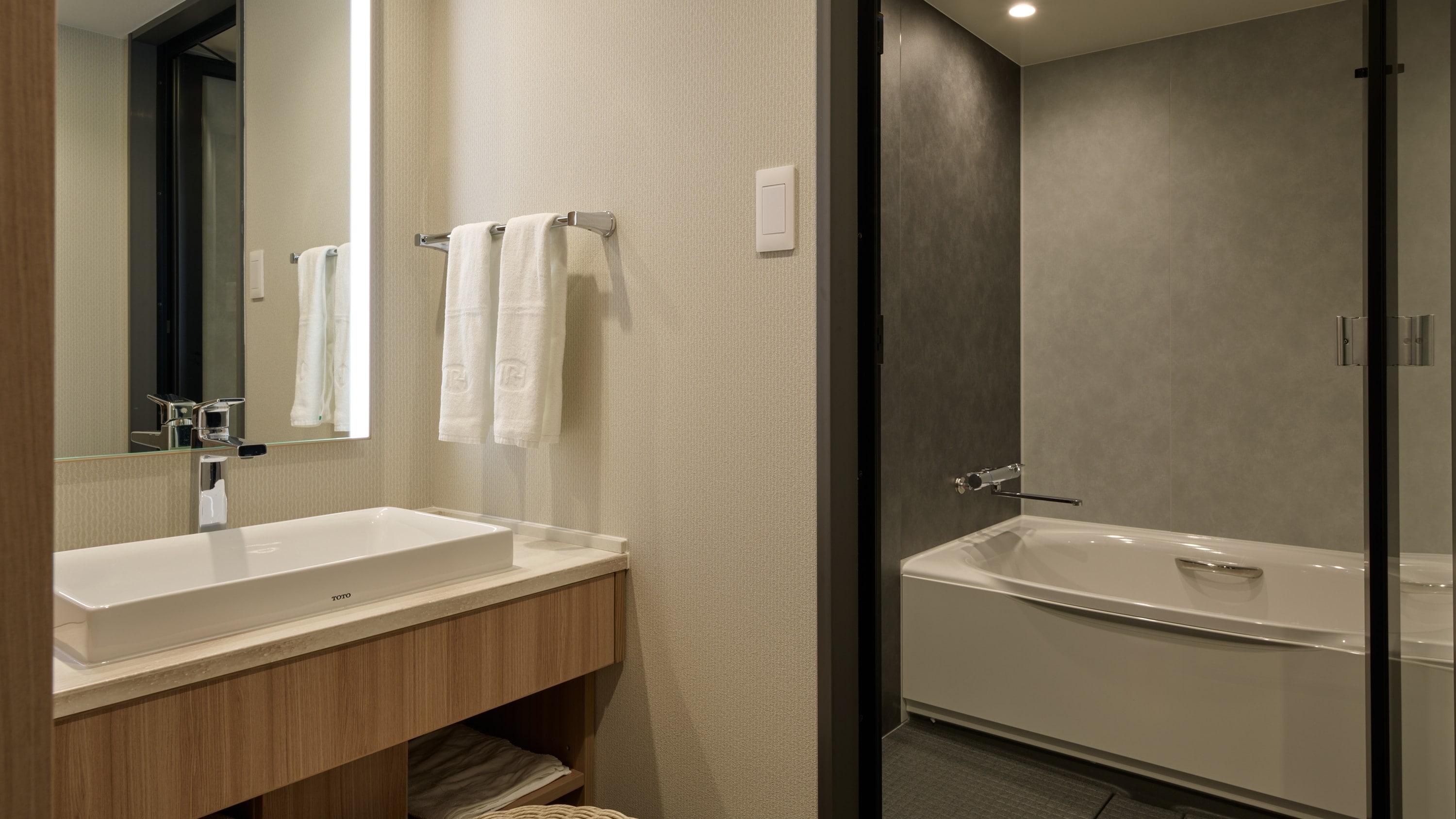 禁烟高级双床房，浴缸和洗脸盆（浴室、厕所和洗脸盆均为独立）