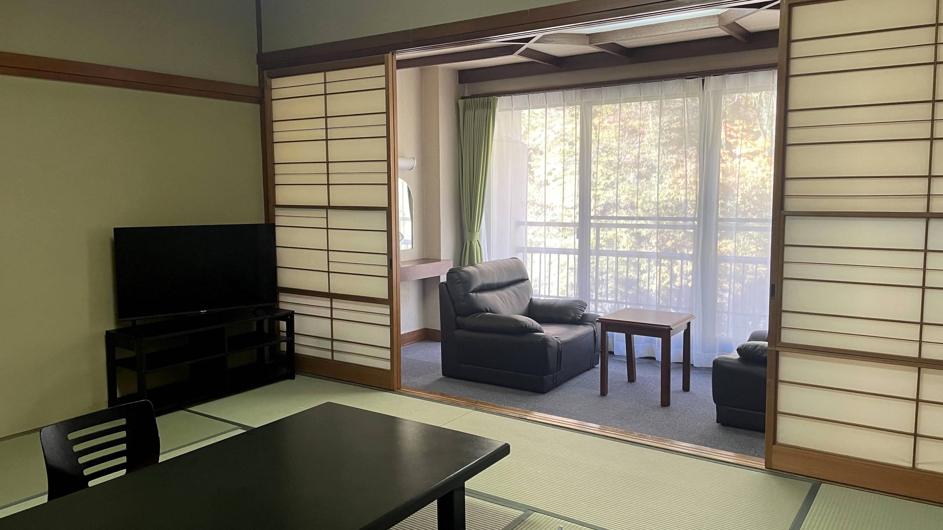 [Yanagi-no-Yakata, high floor, river side] Japanese-style room, 10 tatami mats