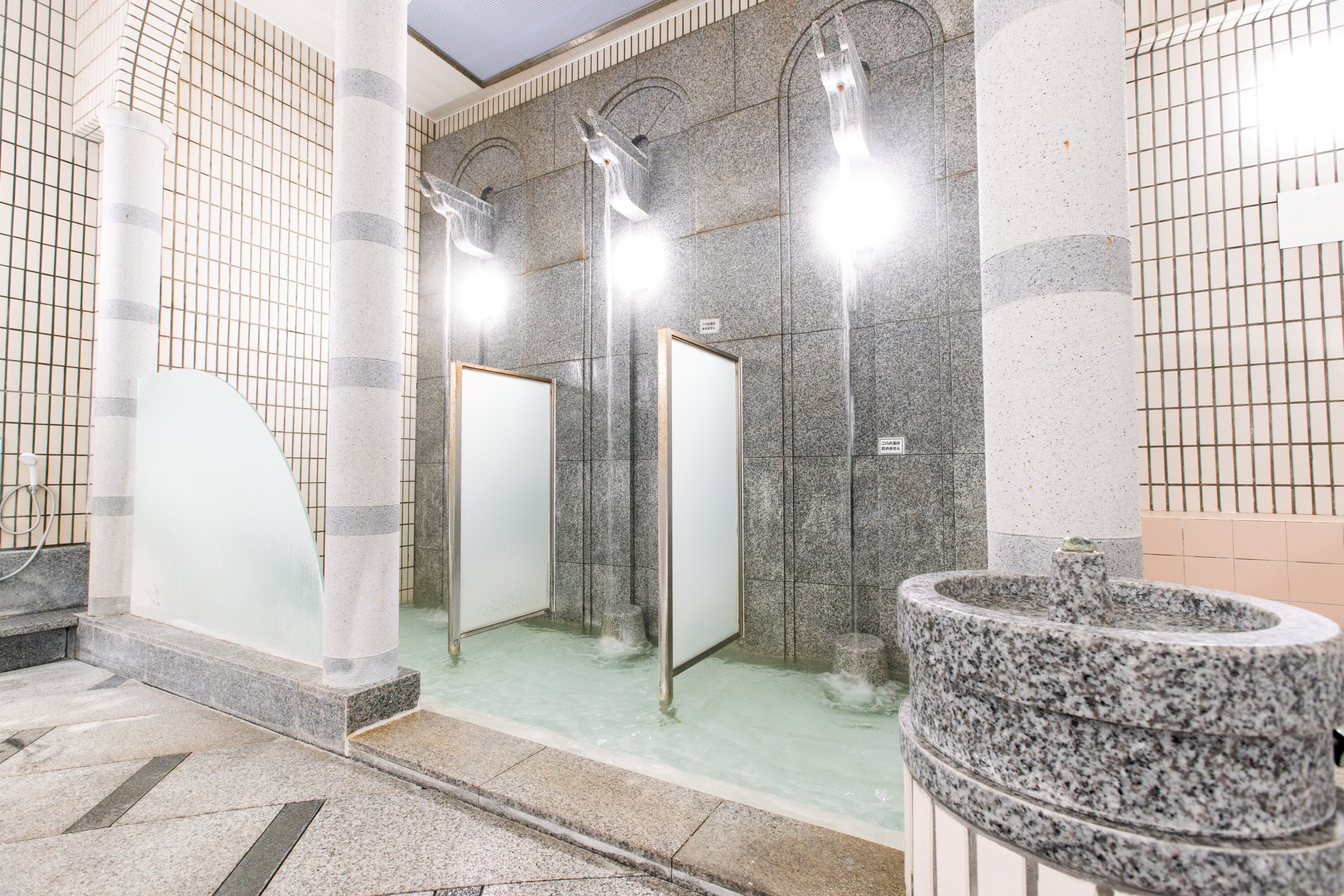 "Utaseyu" in the large hot spring bath