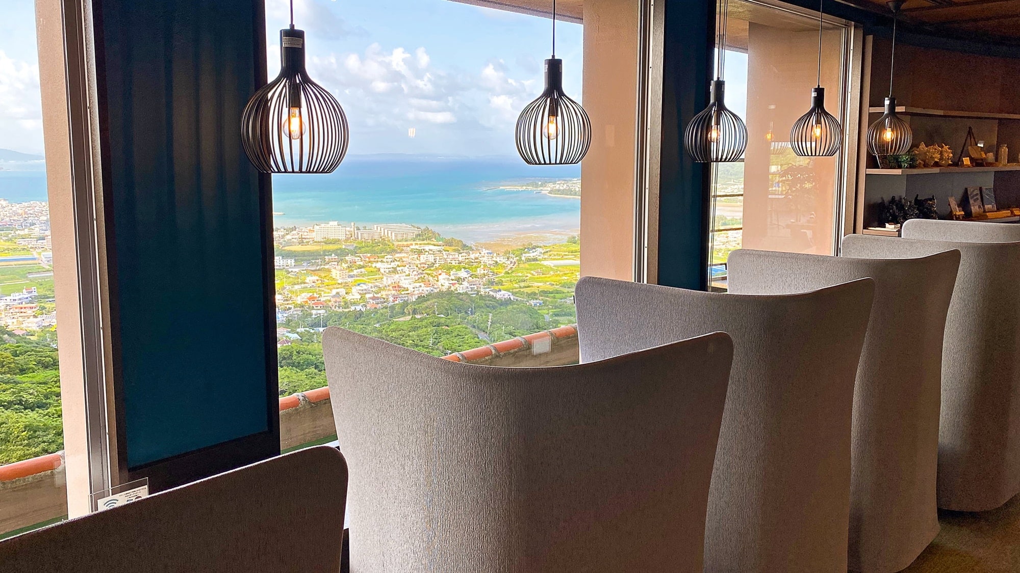 Lounge dengan pemandangan laut yang indah