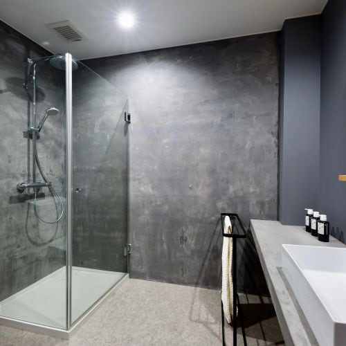 We also have rooms with shower booths. Although impersonal, they are highly functional.