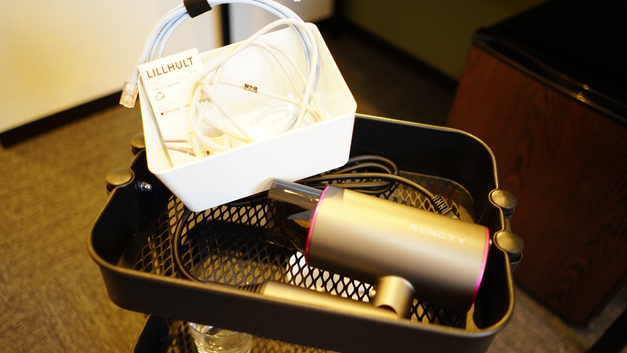 [Room facilities] Charging cables and hair dryers are also provided.