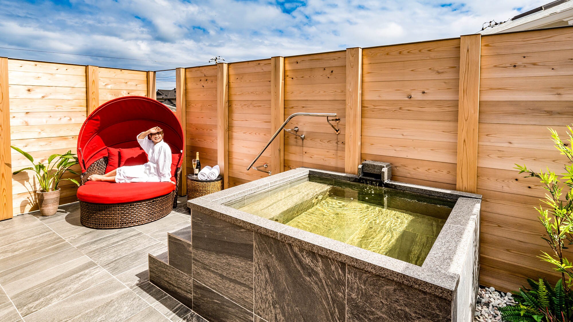 ・[Karin] An open-air bath with a sense of openness