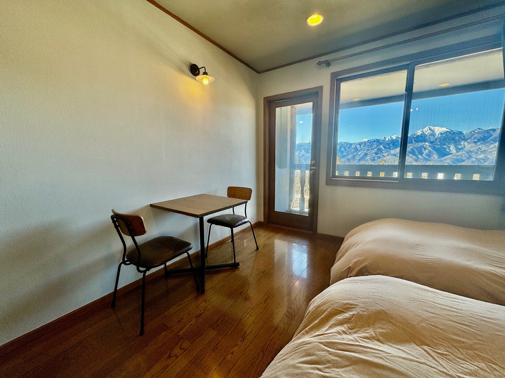 [八嶽山林小屋] 單人雙床房，榻榻米角，咖啡桌