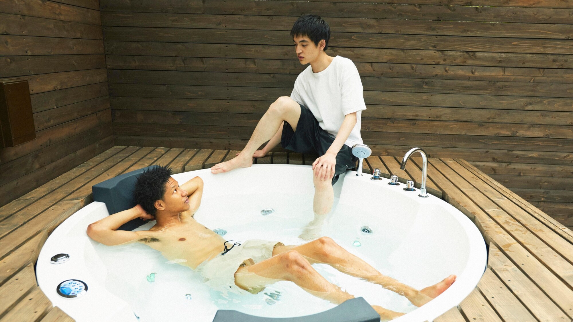 *[SITE_D/Jacuzzi] Thư giãn cơ thể và tâm trí trong không gian rộng rãi và thoáng đãng.