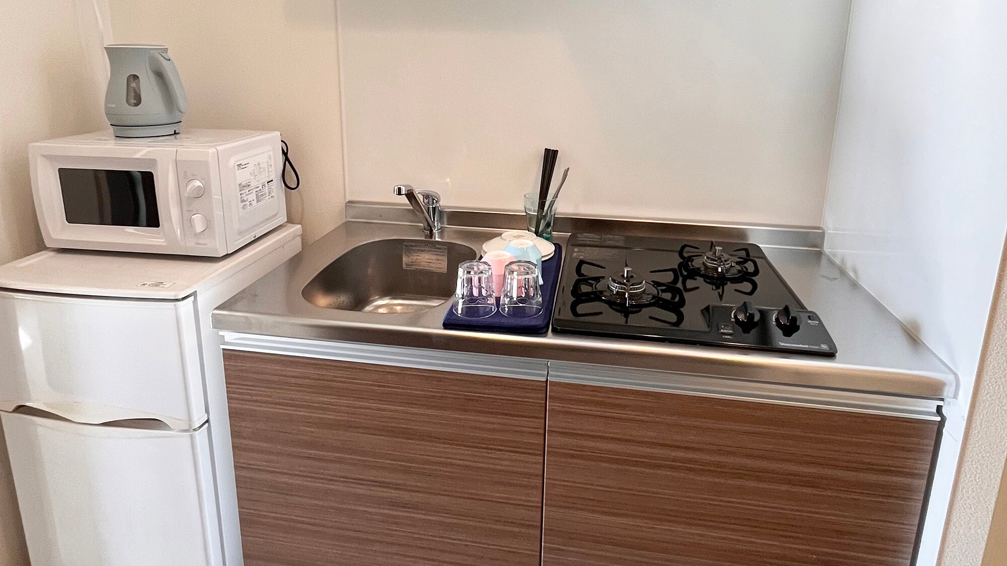 ・[Twin room/kitchen] Comes with a stove, refrigerator, microwave, and kettle. You can cook your own meals, so we recommend staying for multiple nights.