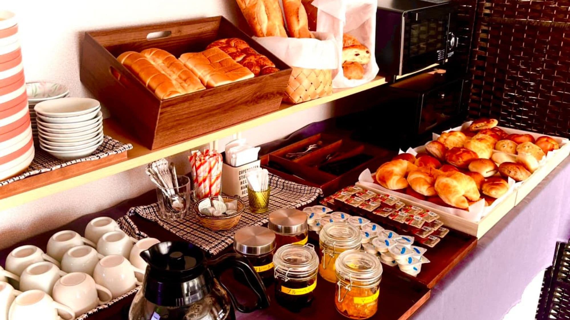 [Hình ảnh tiệc buffet bữa sáng] Tiệc buffet bữa sáng với bánh mì nướng tươi.