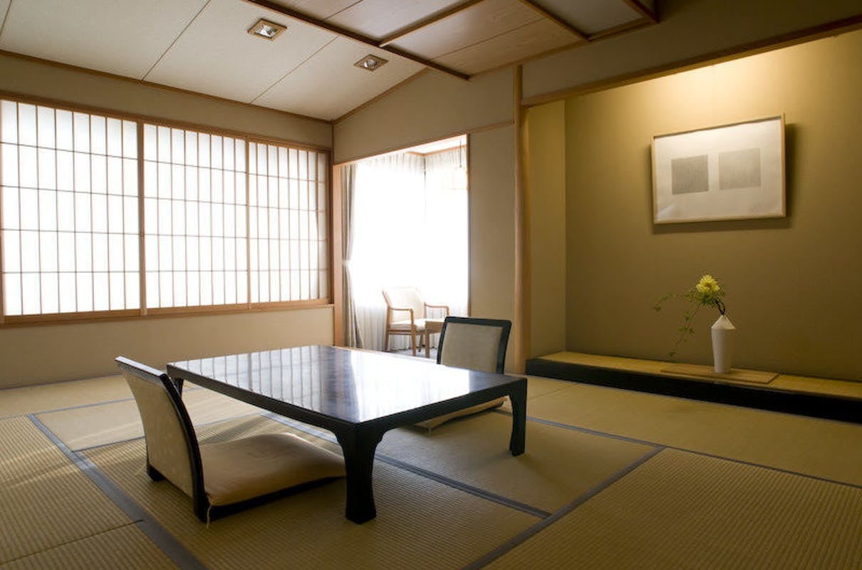  A bright and scenic basic Japanese-style room with 10 tatami mats + wide rim <2nd to 3rd floors>