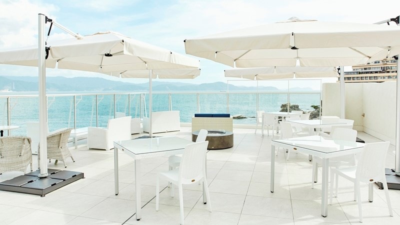 Restaurant terrace: White as the main theme
