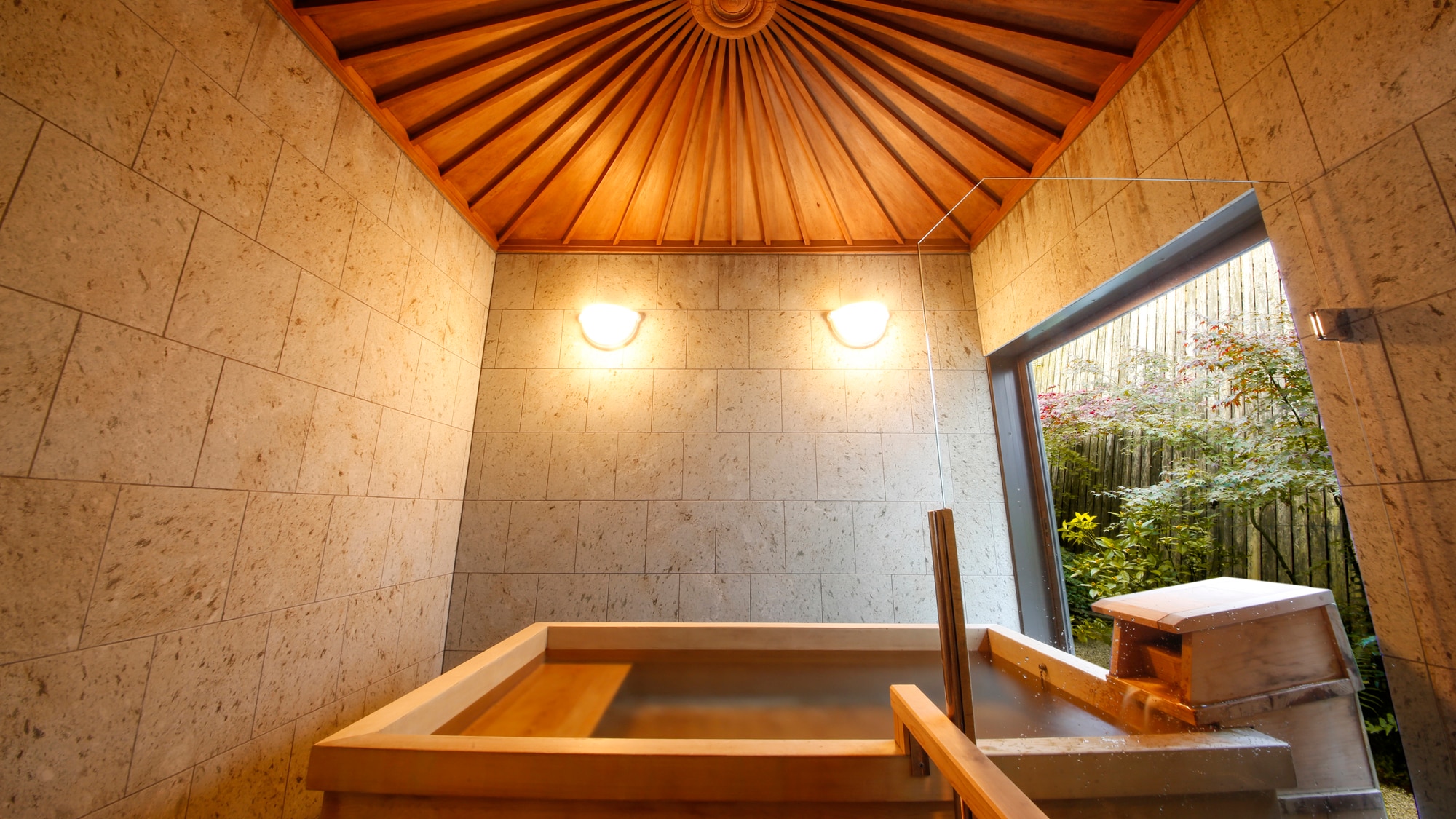  [Sukiya Zukuri Annex/Choseiden] Cypress bath overlooking the courtyard