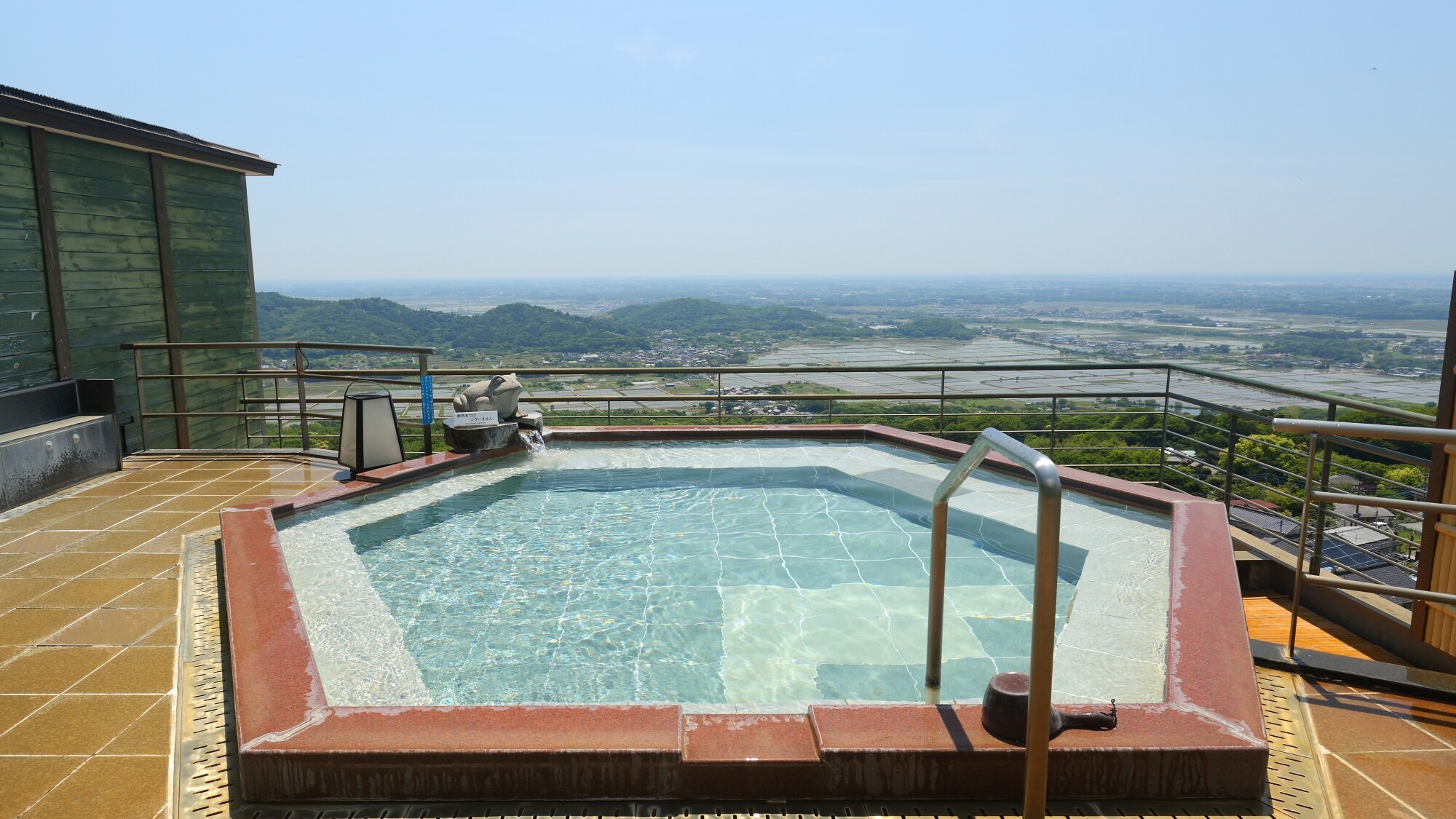 [Top floor panoramic open-air bath "Clouds Above the Water"]