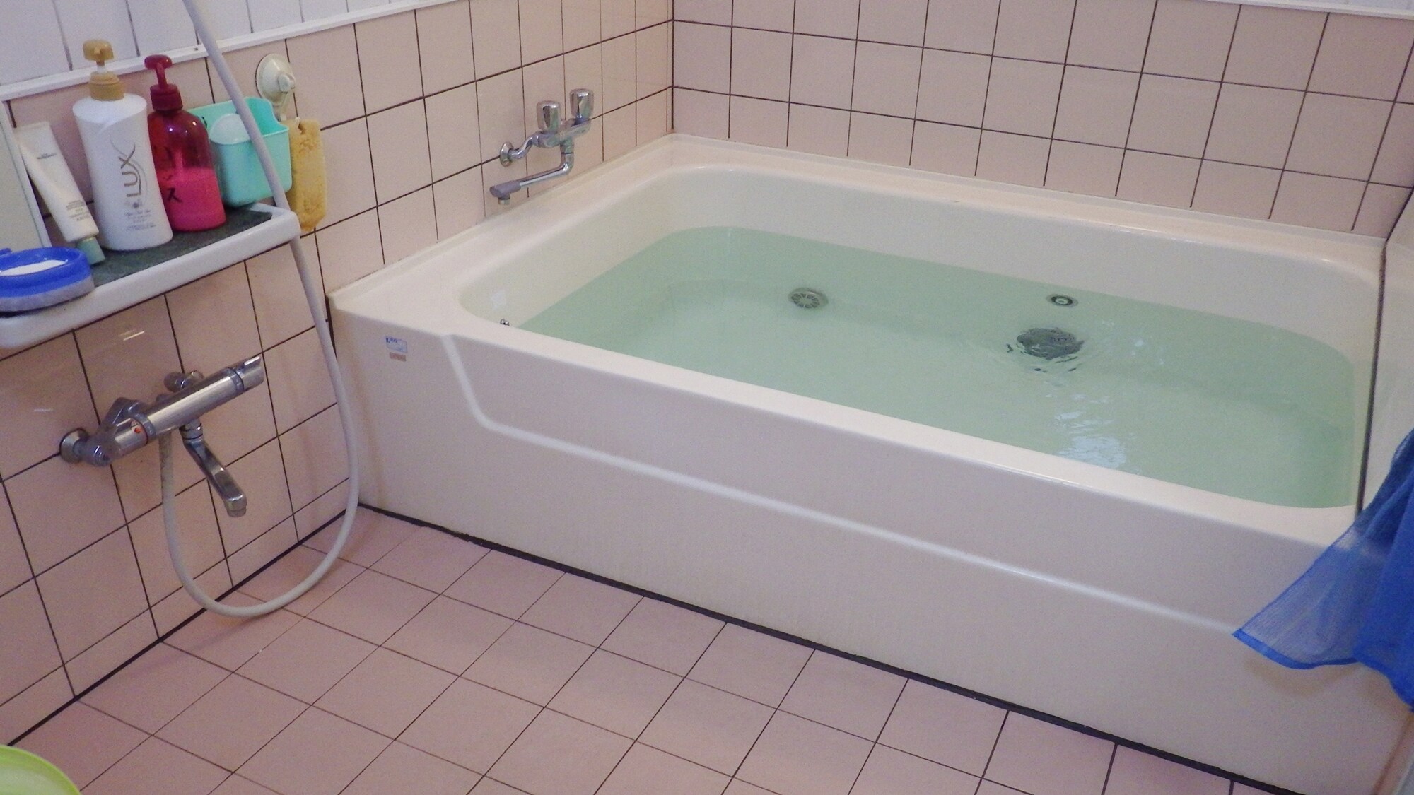 * [Bath] There is one family bath. Please take a private bath in order when it is free.