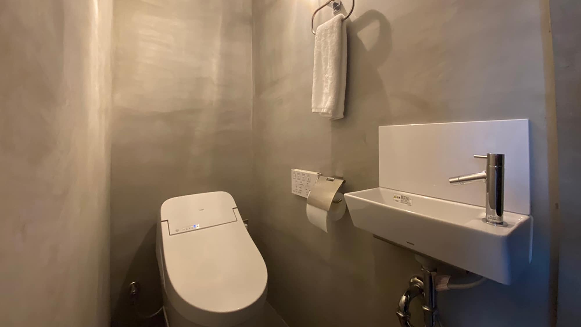 Comfort Studio | Toilet and sink