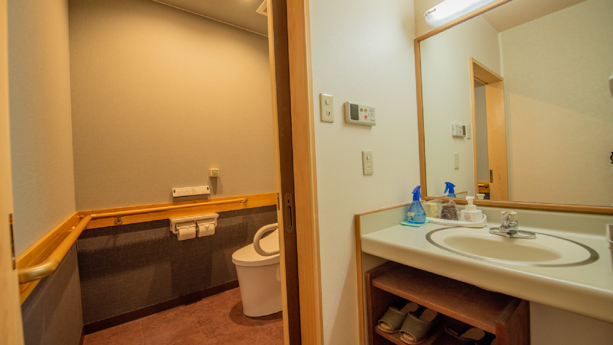 ・Barrier-free room "Kizuna-no-ma" Japanese-style room 7.5 tatami mats + bedroom 6 tatami mats