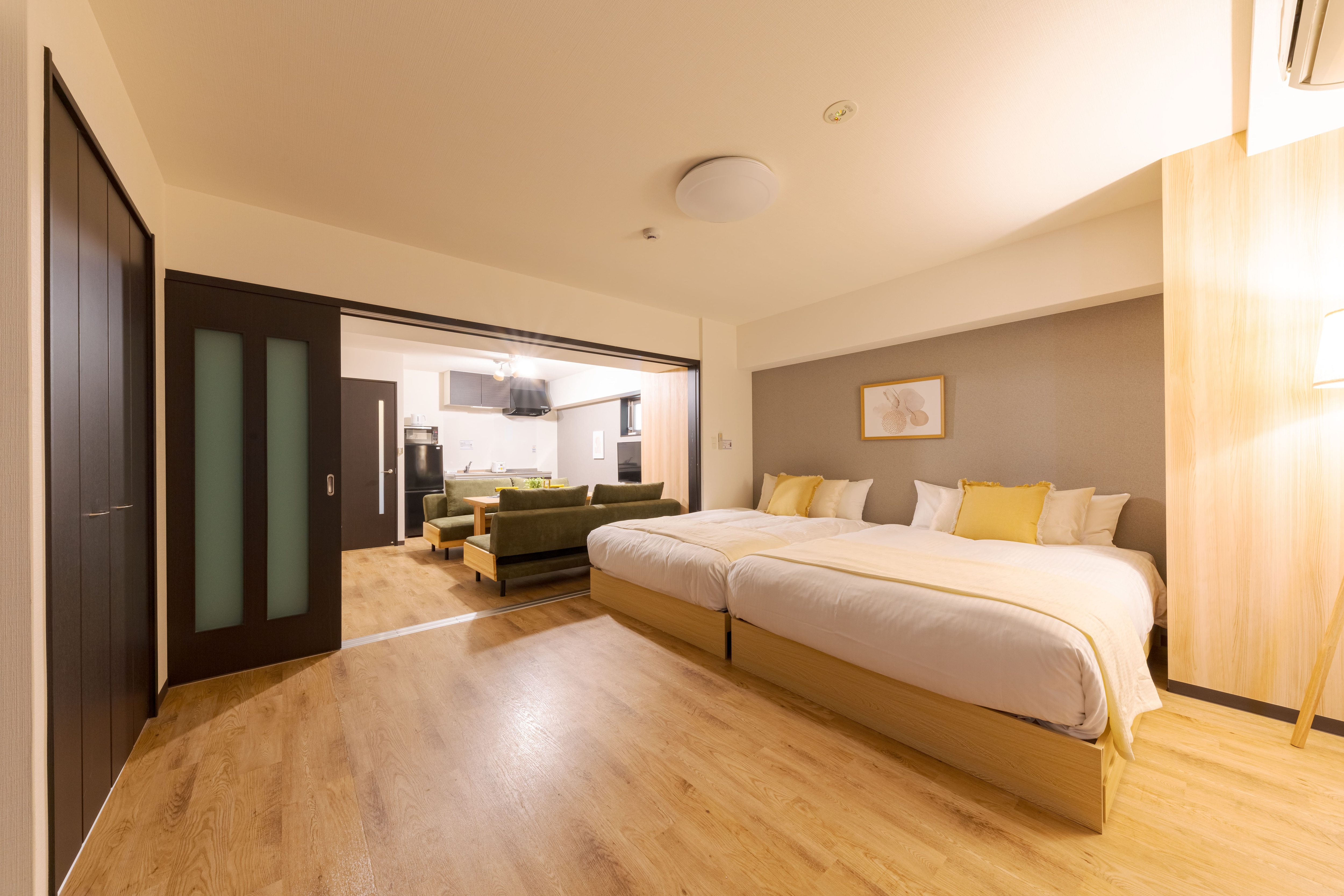 All twin rooms are 44 square meters! There is a partition between the living room and bedroom.