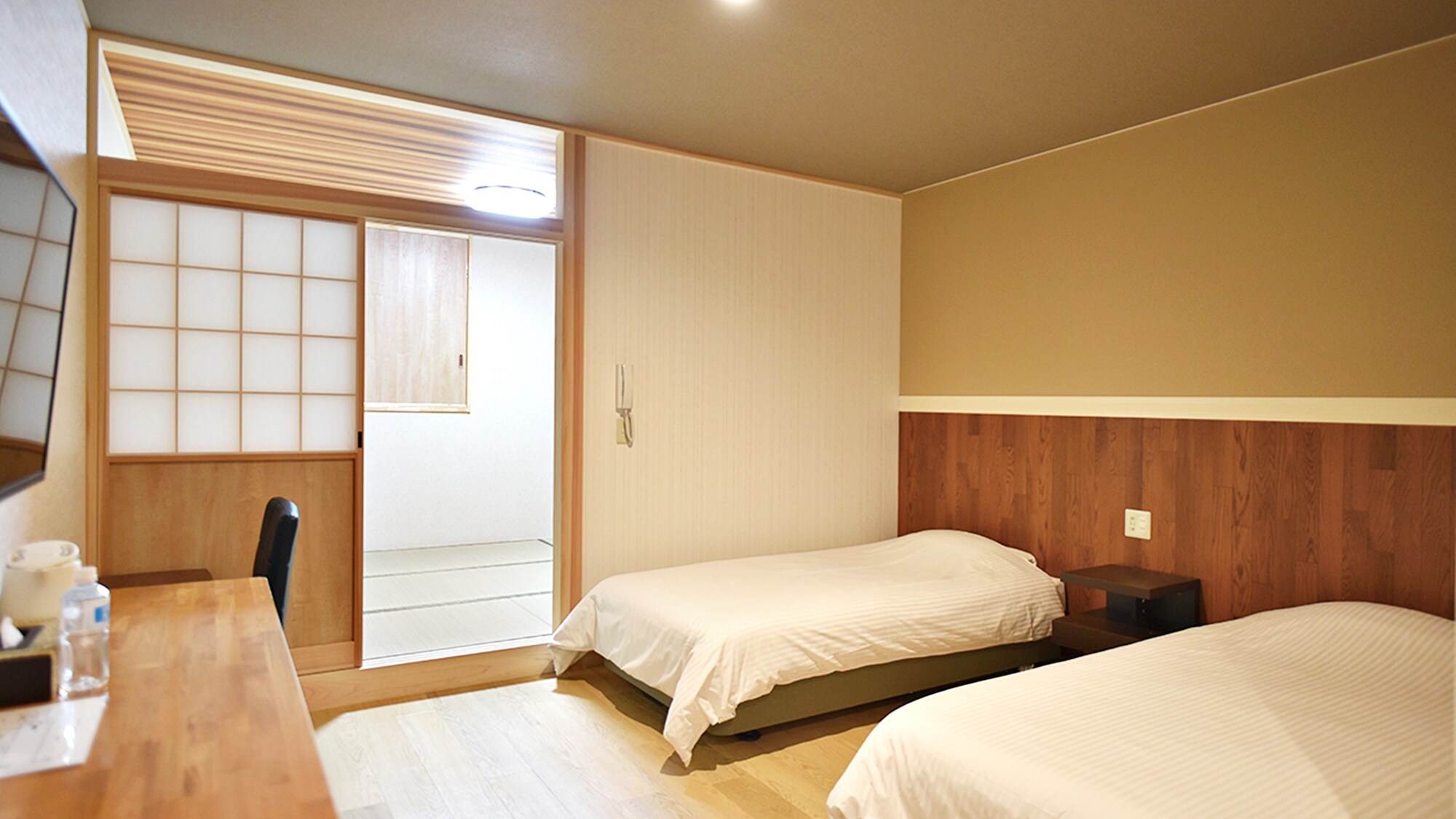 [Example of guest room] Japanese-Western room. You can enjoy a relaxing space with both Japanese and Western styles.
