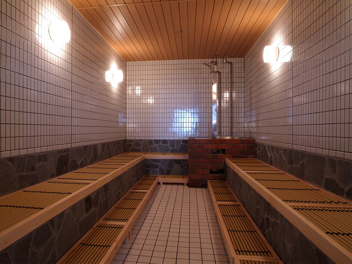 [Large public bath steam sauna] In addition to this, there are three types of saunas in each of the large public baths for men and women, including a high-temperature sauna!