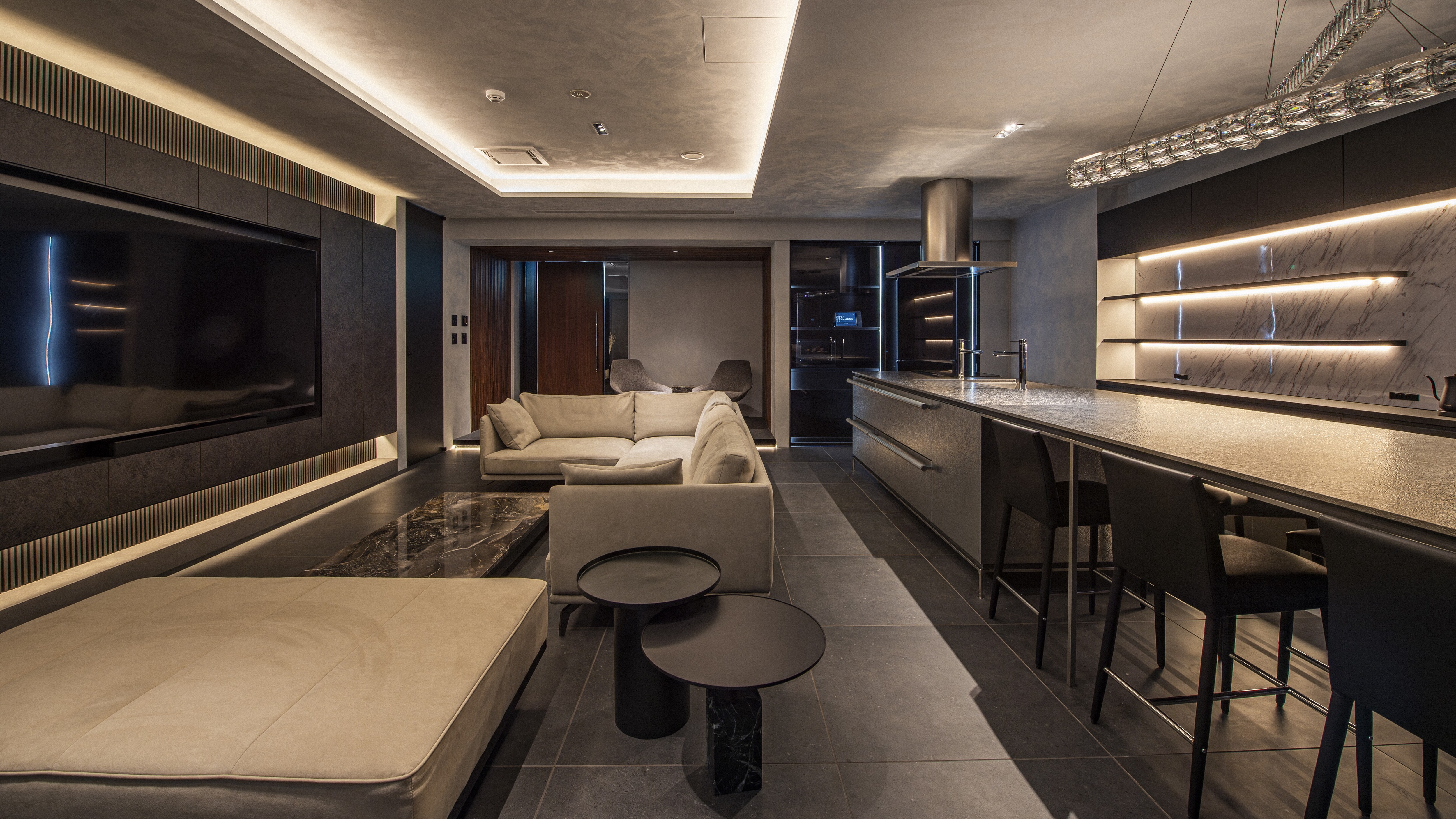 Royal Suite 501 / Living Room