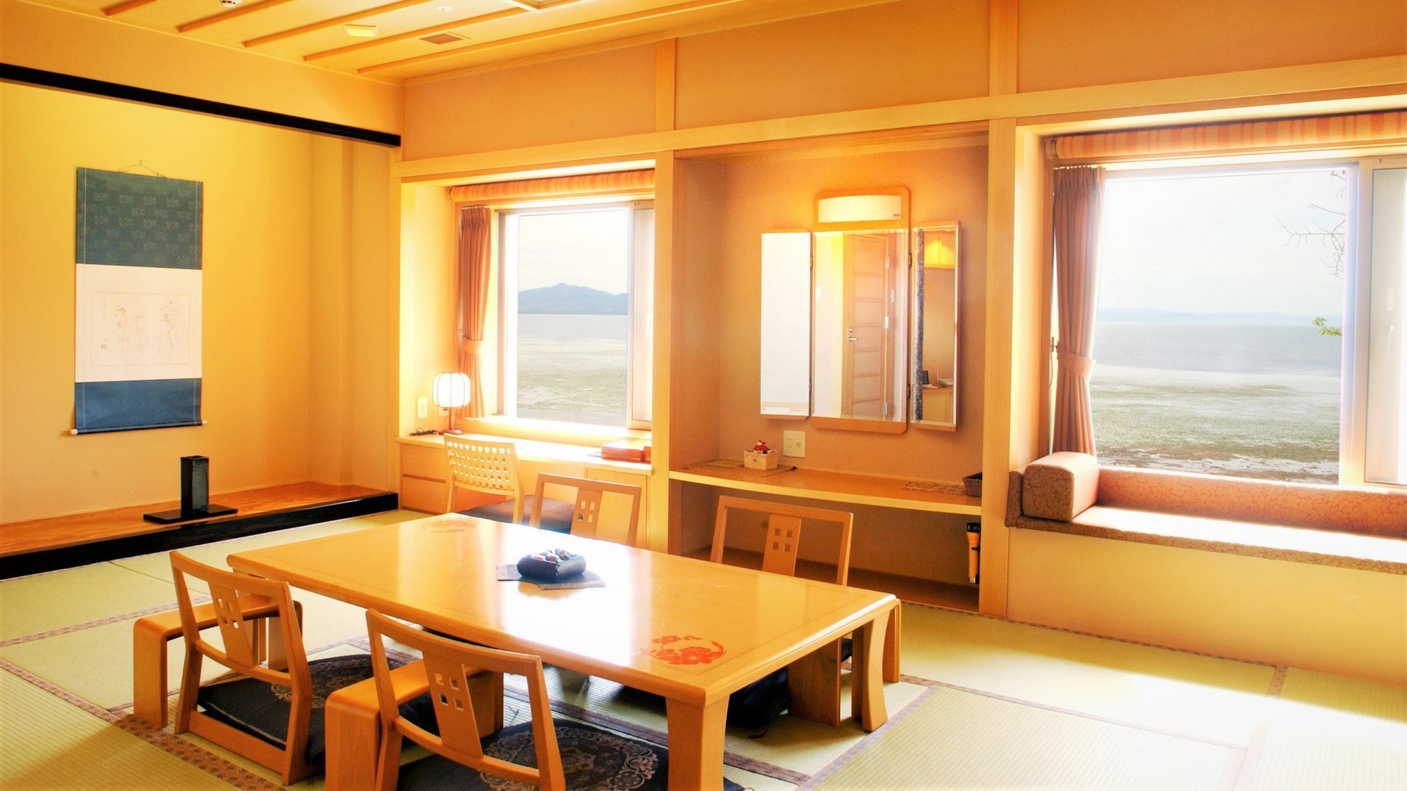 [Lake & sunset side] Kamar bergaya Jepang 12 tikar tatami / kamar bergaya Jepang 12 tikar tatami yang menghadap ke Danau Saroma yang megah dari ruang Jepang yang santai (contoh kamar tamu)