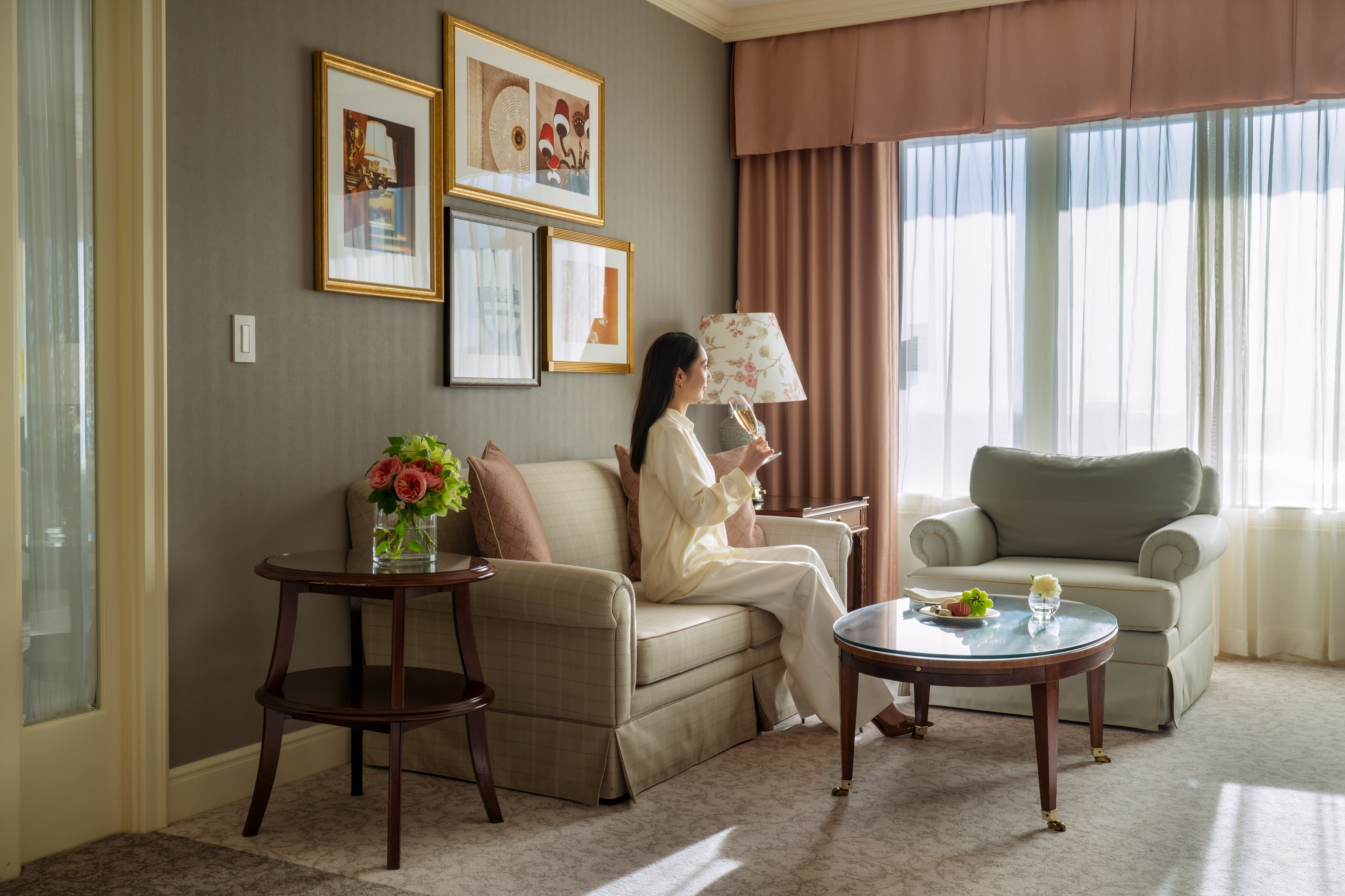 Bathed in soft light filtering through the curtains, it's a space where you can relax as if you were at home.