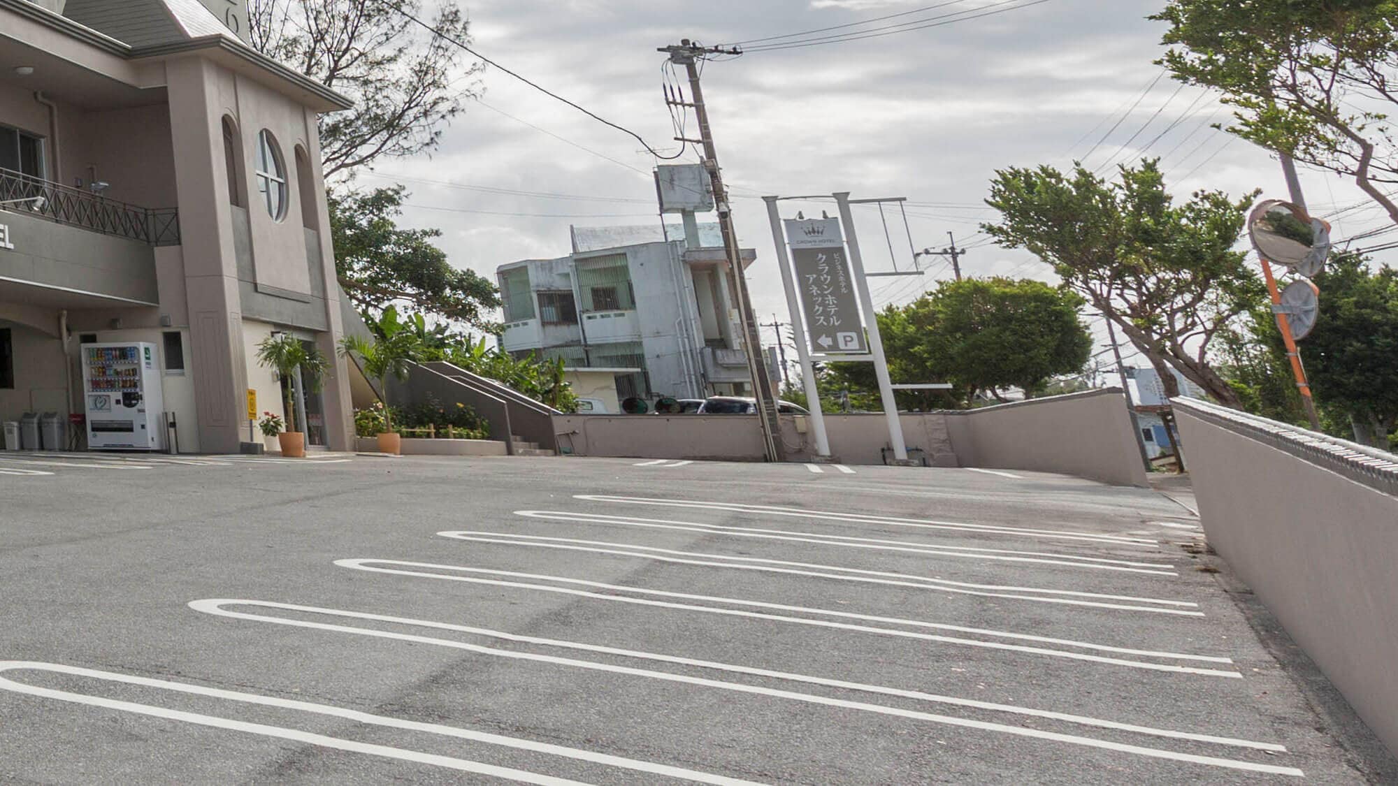[Free parking for guests]