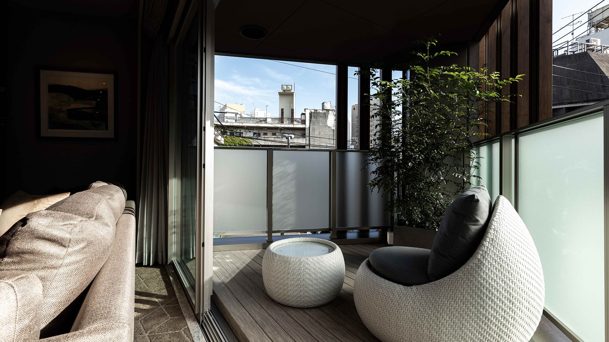 ・[Balcony Suite] มีการติดตั้งเก้าอี้บนระเบียงที่มีหลังคาด้วย