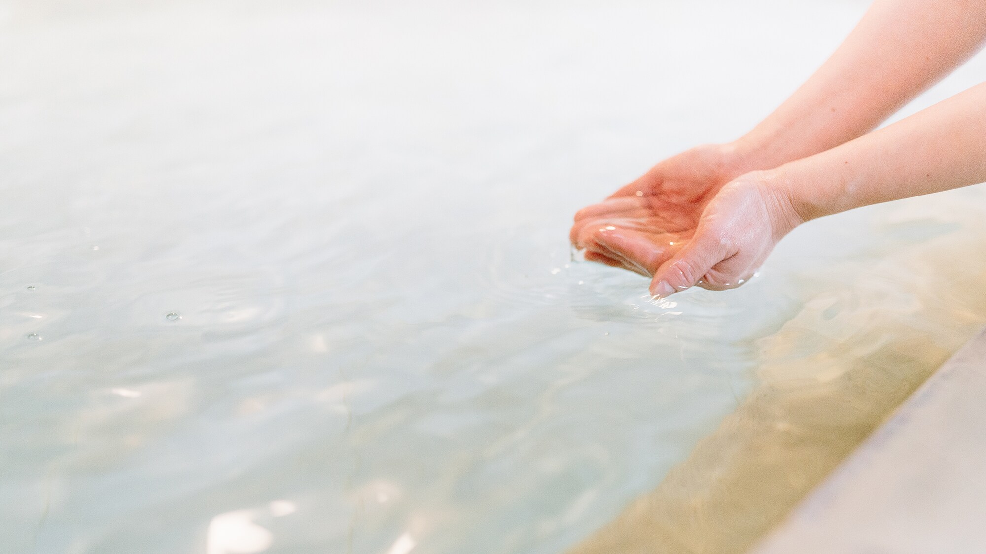 ・As the name suggests, this is a soft, skin-beautifying bath that feels like you're wrapped in "silk." It's really thick and creamy!