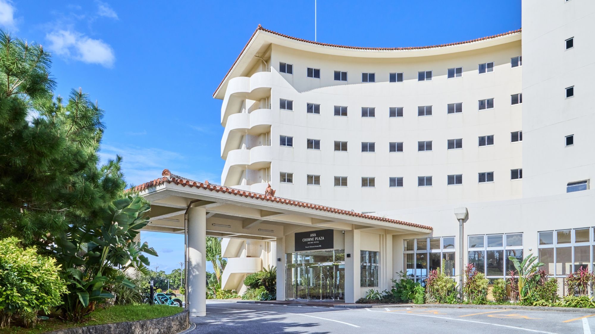 [Exterior] 123 guest rooms / 116 free parking spaces