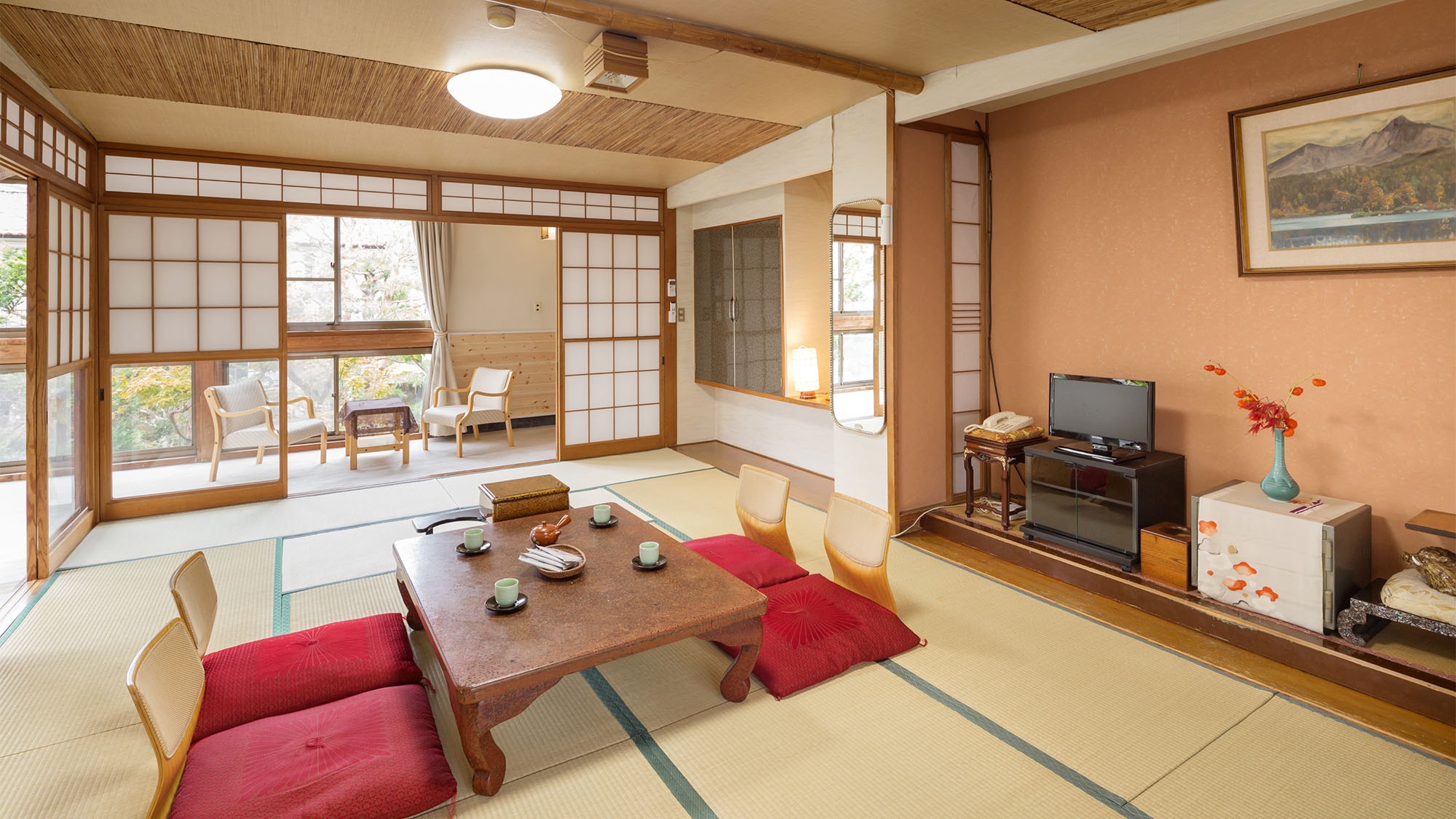 ・ [New building Japanese-style room 14 tatami mats] You can partition the room with fusuma.