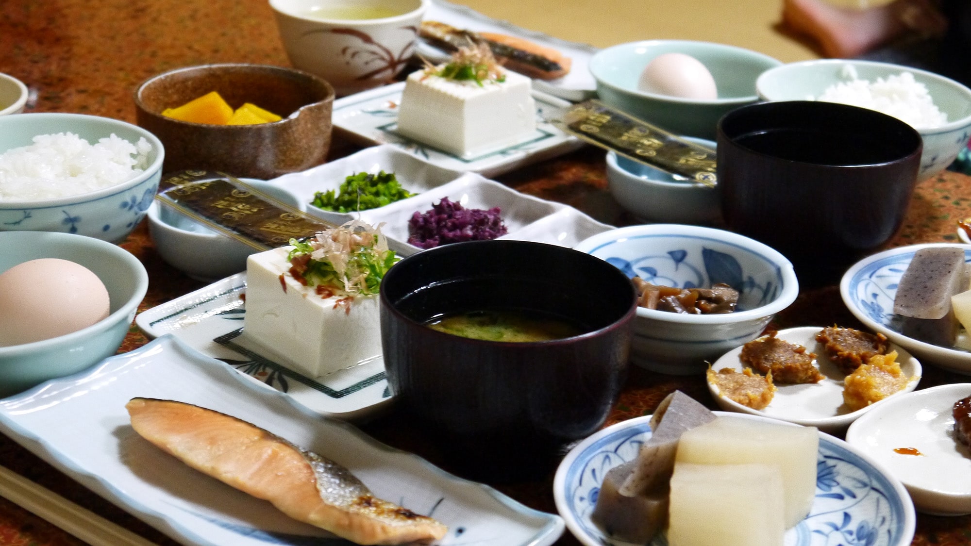 * [Sarapan di Ohara] Nikmati hidangan rebus buatan sendiri yang unik untuk guest house di Miso Dengaku, yang merupakan kebanggaan Ohara.