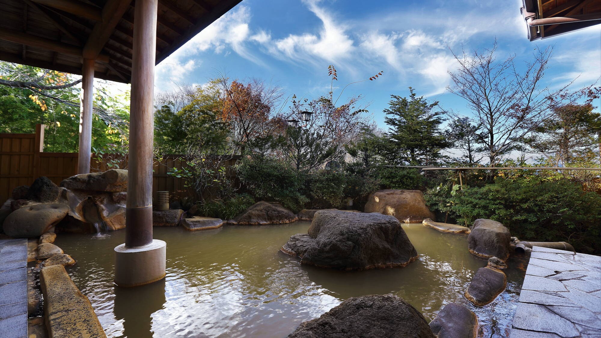 Open-air bath on a sunny day (for women) Ikaho's unique "Golden Hot Spring" 100% natural hot spring water