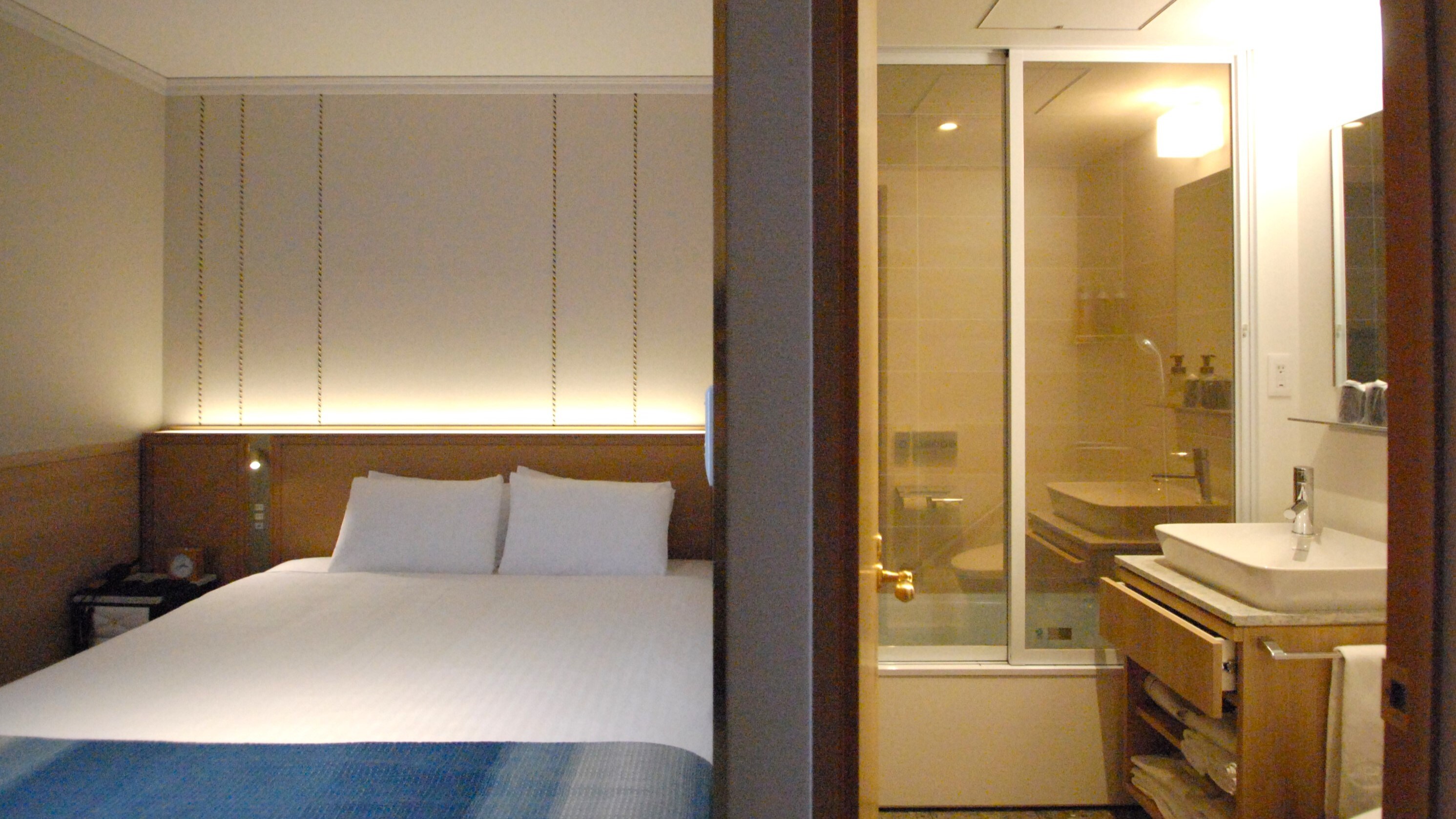 [Non-smoking] Top floor double room / bathroom with watertight door