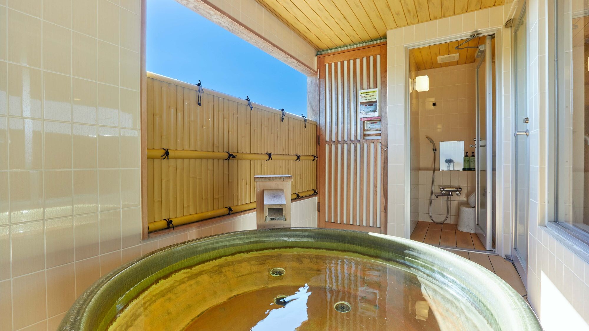 【附露天浴池的日西合璧特别房】有田烧浴缸