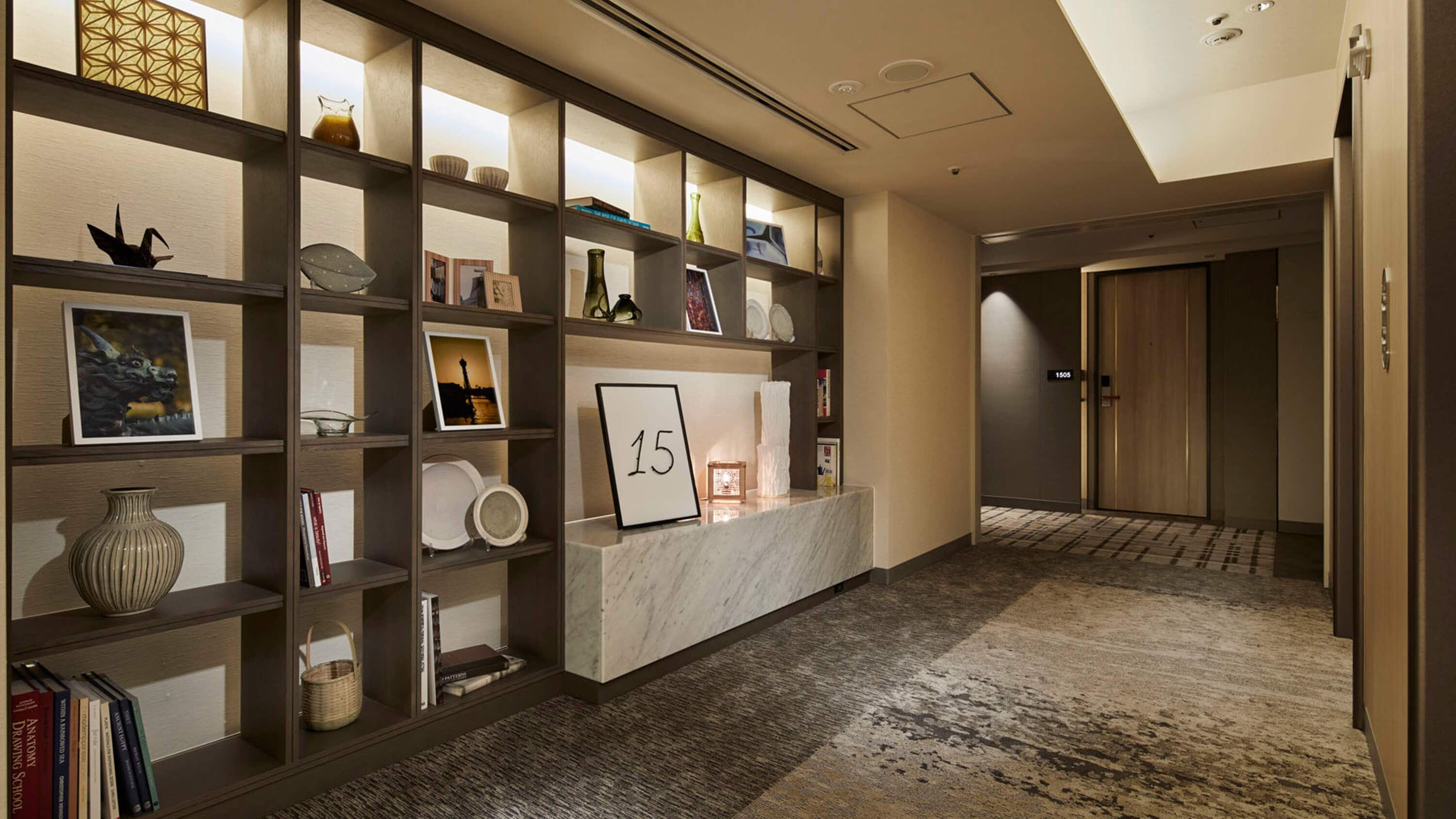 Elevator hall on the guest room floor "Exhibiting Koishiwara ware and Yame Japanese paper objects"