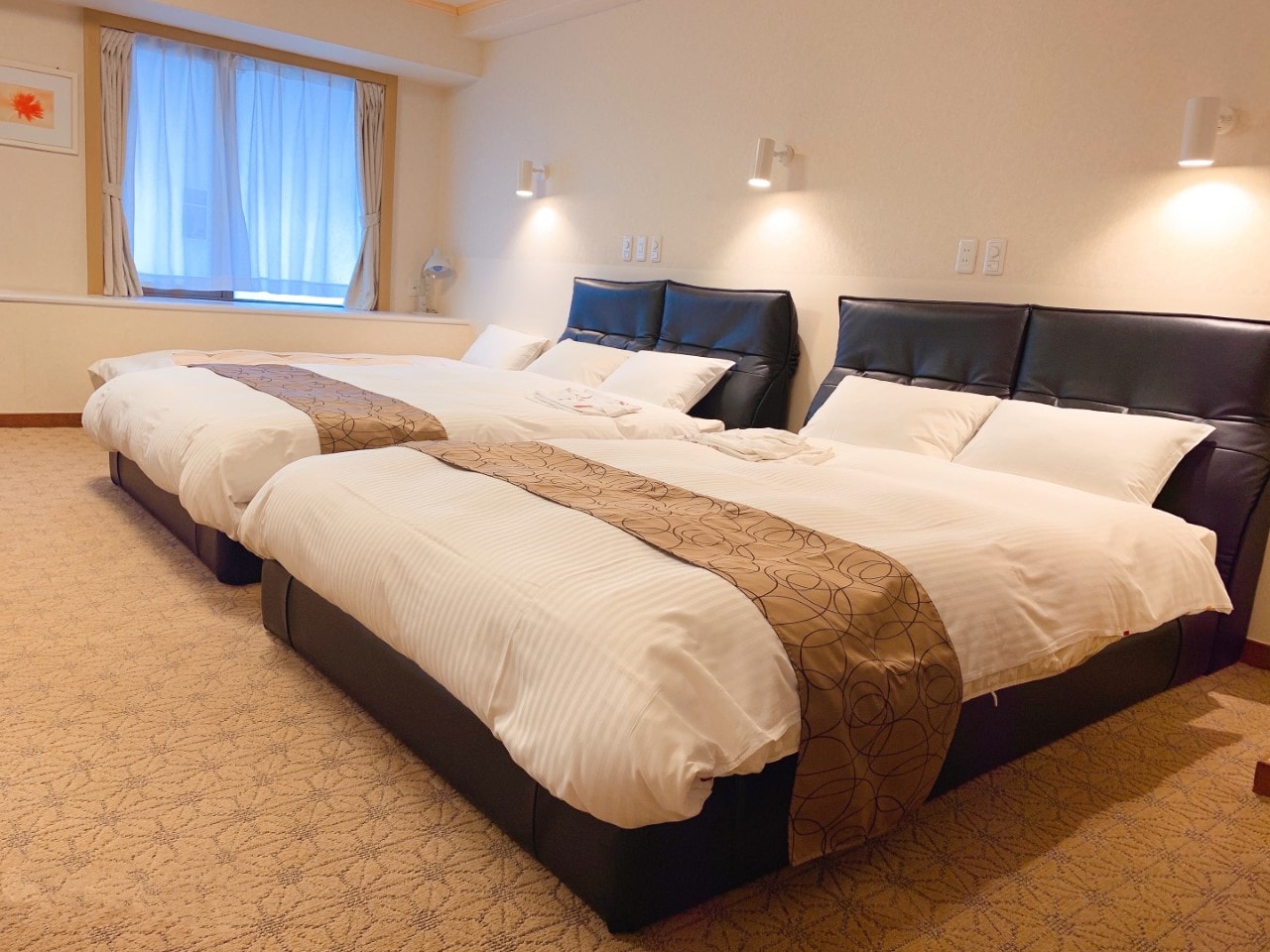 [Family Western-style room, smoking] Convenient for family trips. Twice the size of a regular room!