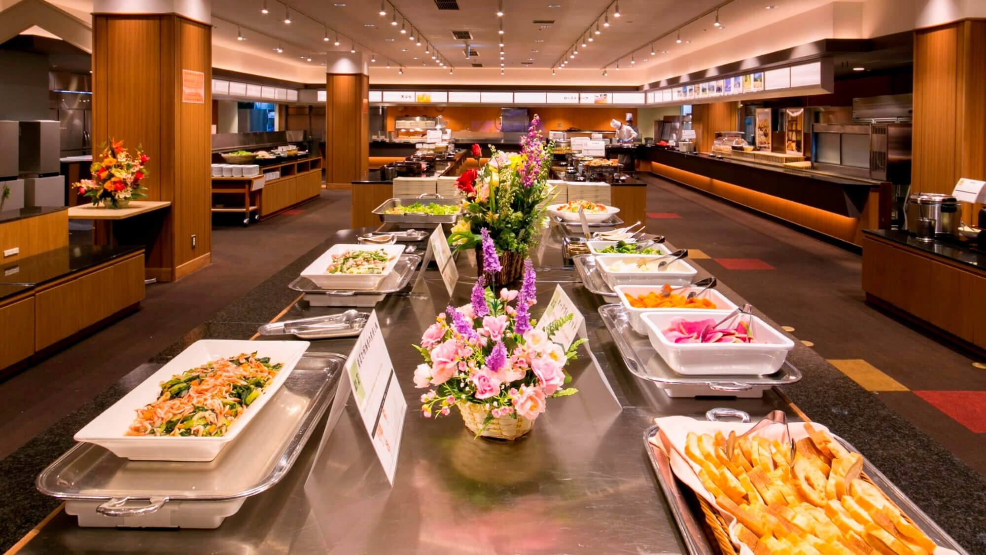 [Restaurant Zigzag] Enjoy a buffet with a wide variety of Japanese, Western and Chinese dishes.