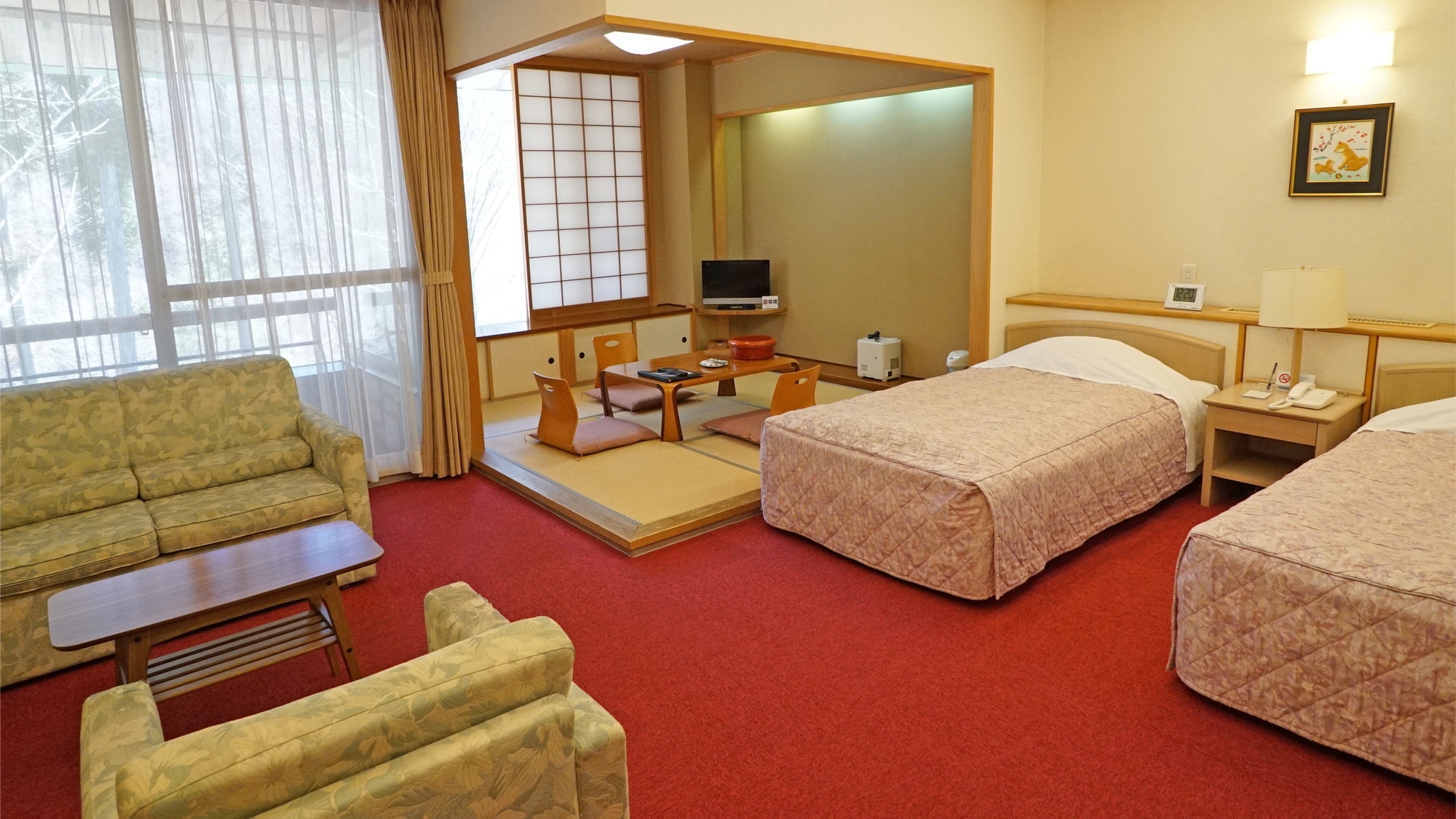 Japanese and Western room capacity 4 people (2 beds + 2 futons)