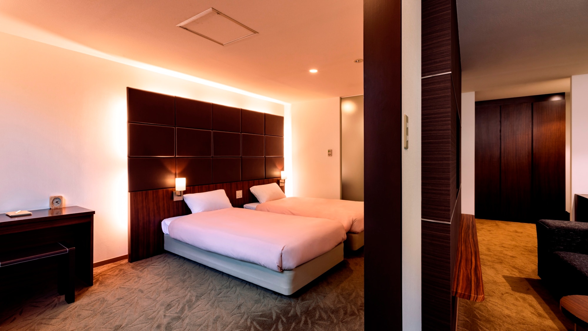 [Kamar Modern Penyembuhan] Nikmati pengalaman menginap mewah di dua kamar. Terdapat kursi pijat di ruang terpisah.