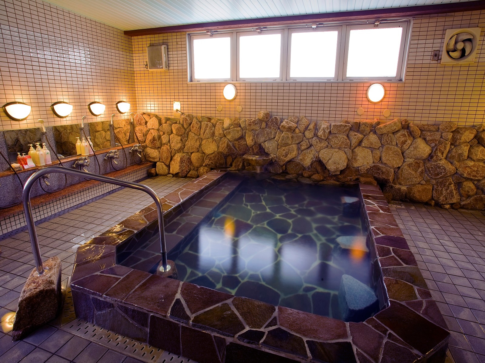 湯元源泉の天然温泉でごゆっくりとお寛ぎ下さい
