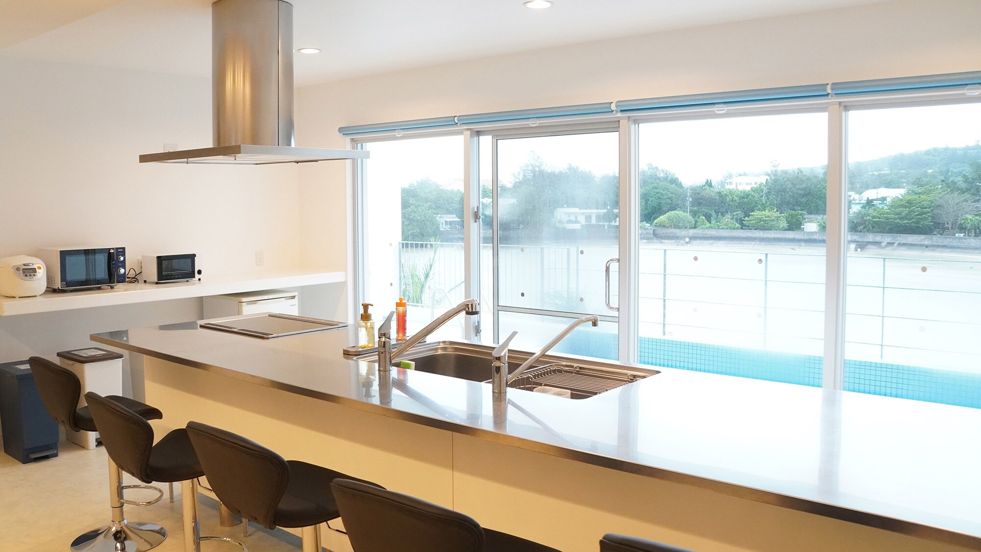 ・[2nd floor: Dining room] Bright light pours in through the windows covering the entire wall, brightening your mood♪