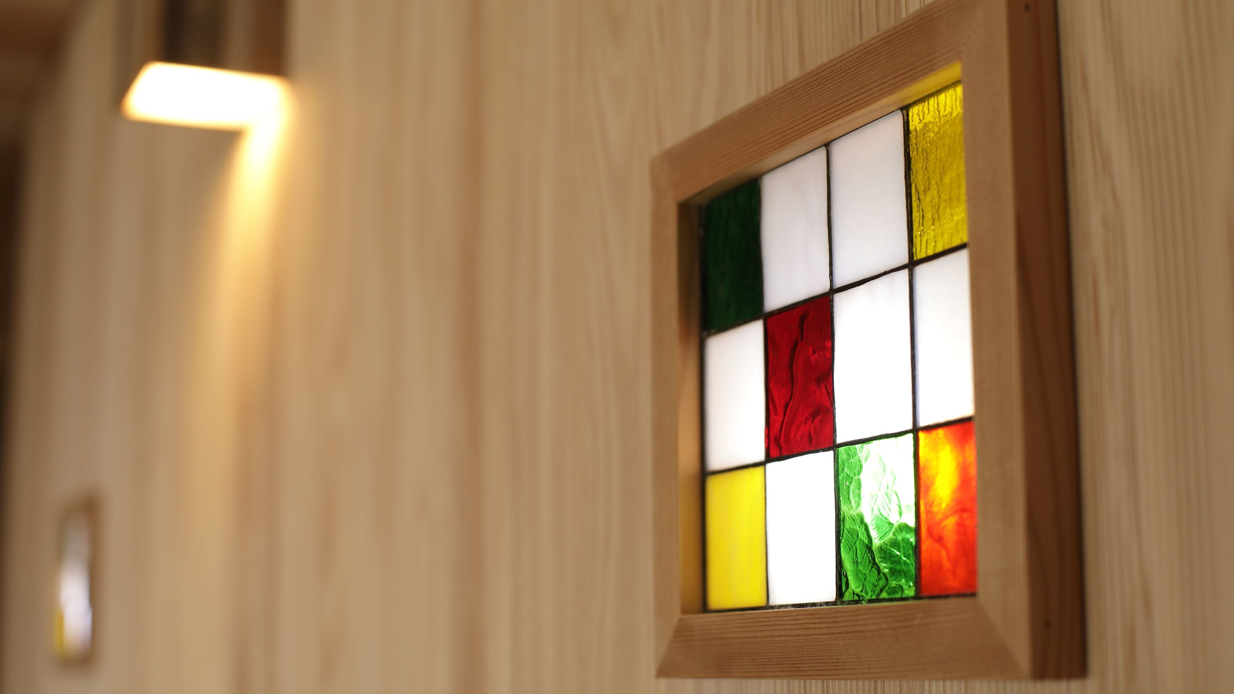 Newly renovated in 2021, this Japanese-Western style room features cute stained glass windows scattered throughout.