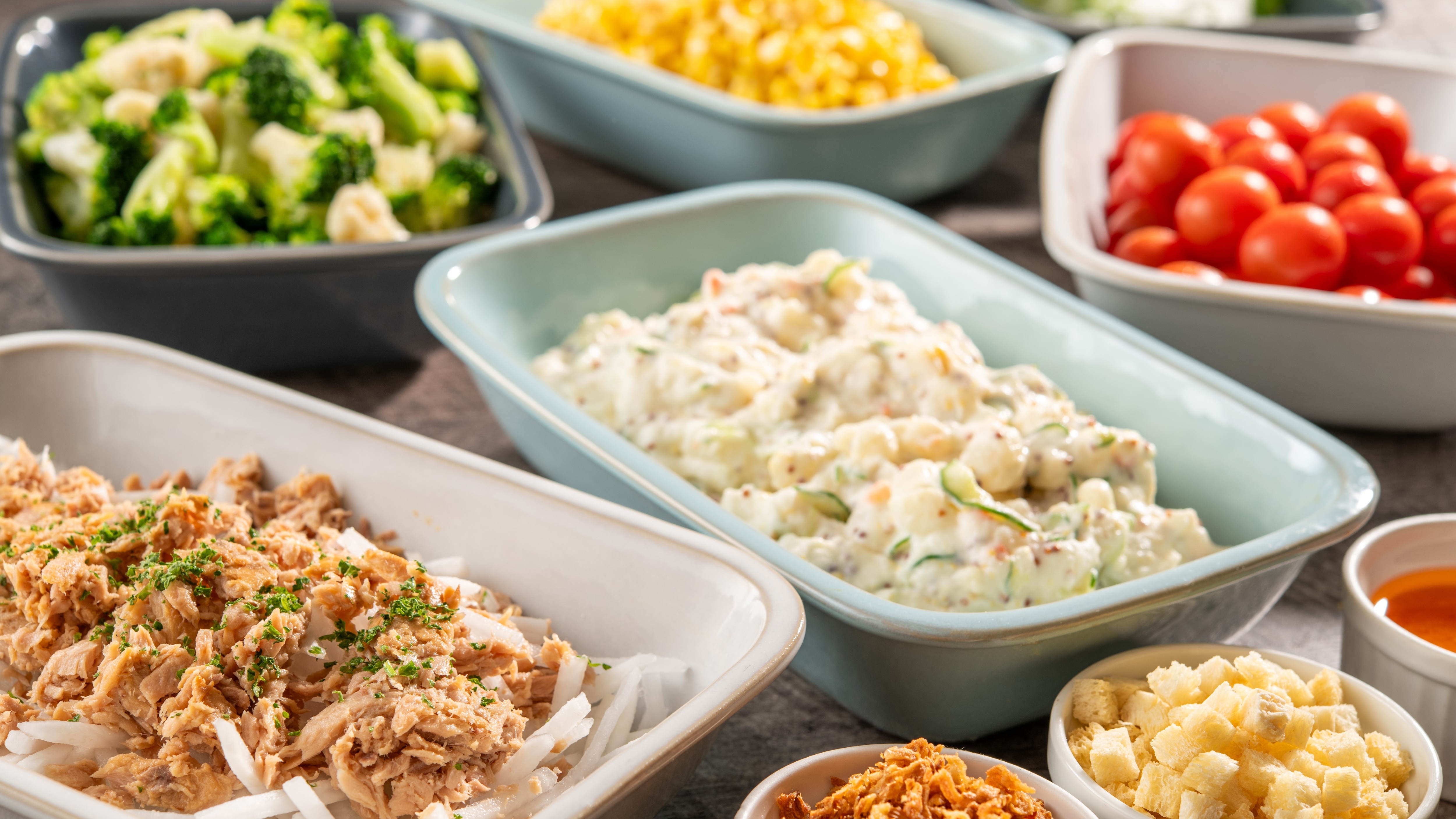 Tiệc buffet sáng "Món salad đầy màu sắc"