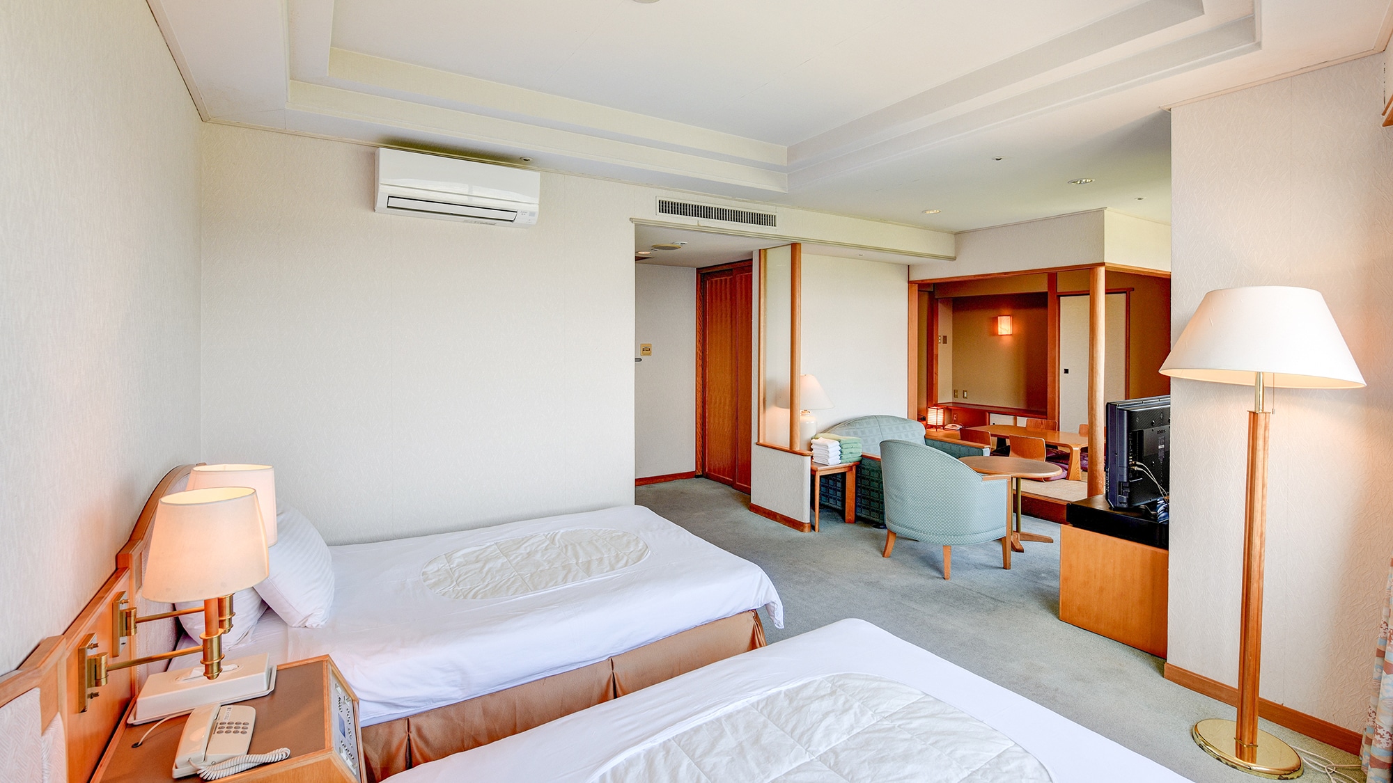 ●[ห้อง DX ญี่ปุ่นผสมตะวันตก] ห้องพักสไตล์ญี่ปุ่นขนาด 6 เสื่อทาทามิ พร้อมเตียงแฝด พักได้สูงสุด 6 คน *ม  ีเตียงเสริมให้บริการ