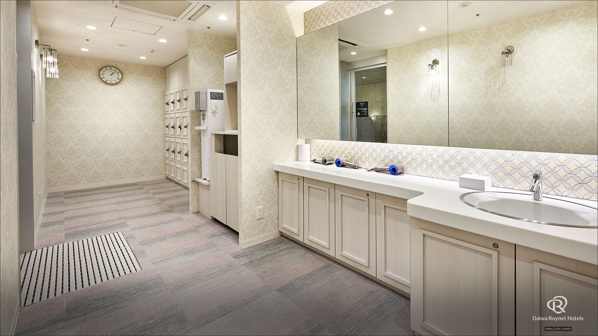 Women's bath, changing room/wash basin
