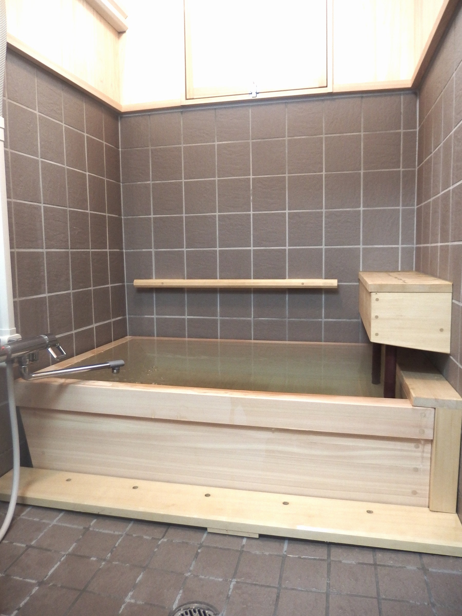 The bathtub is made of Japanese cypress from Shizuoka Prefecture, Japan, and was built in 2019. It's not large, but the scent is soothing. *Only available during peak seasons.