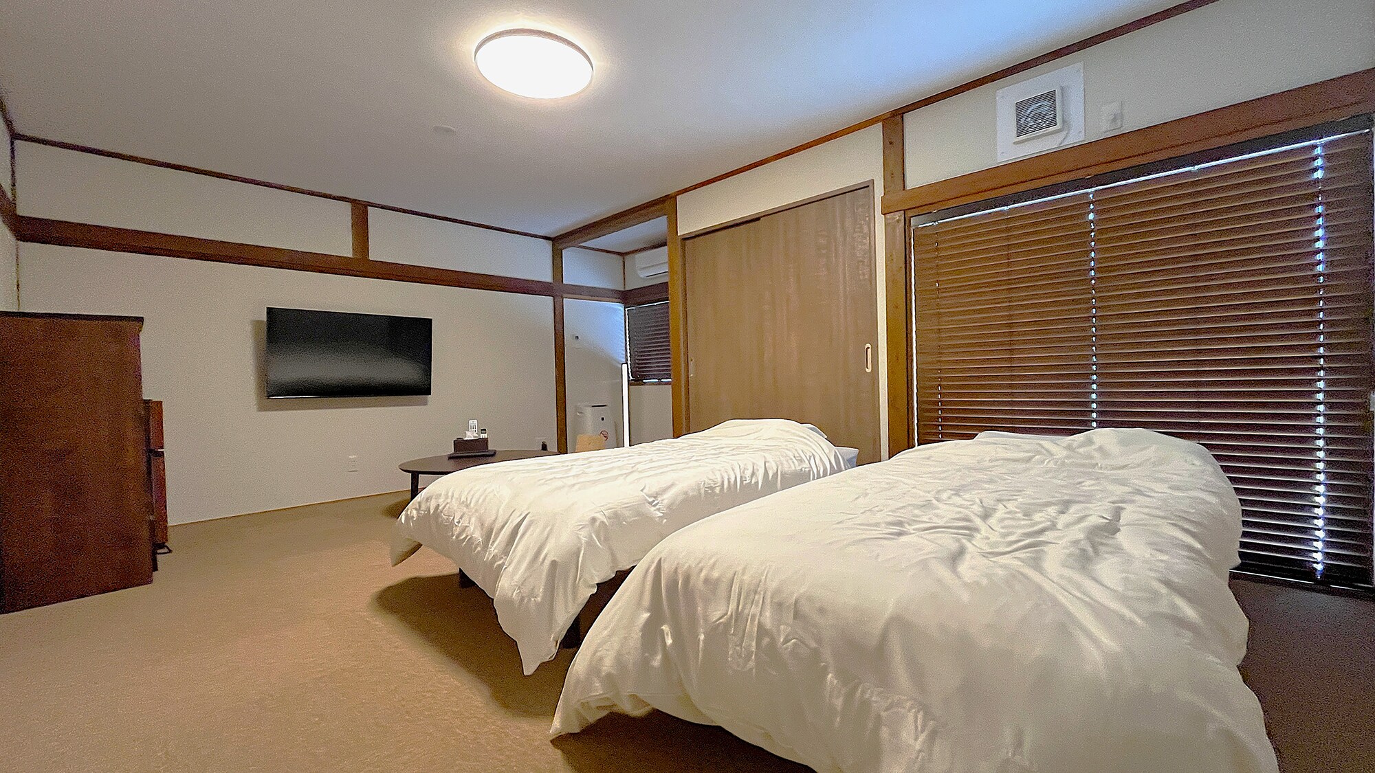 Twin room (1-2 people) with bath, toilet and washbasin