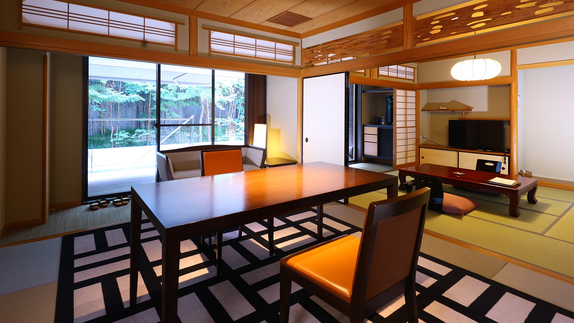 [Nanakamado/Lilakku] Ruang yang luas dengan ruang tamu, kamar bergaya Jepang, dan kamar tidur.