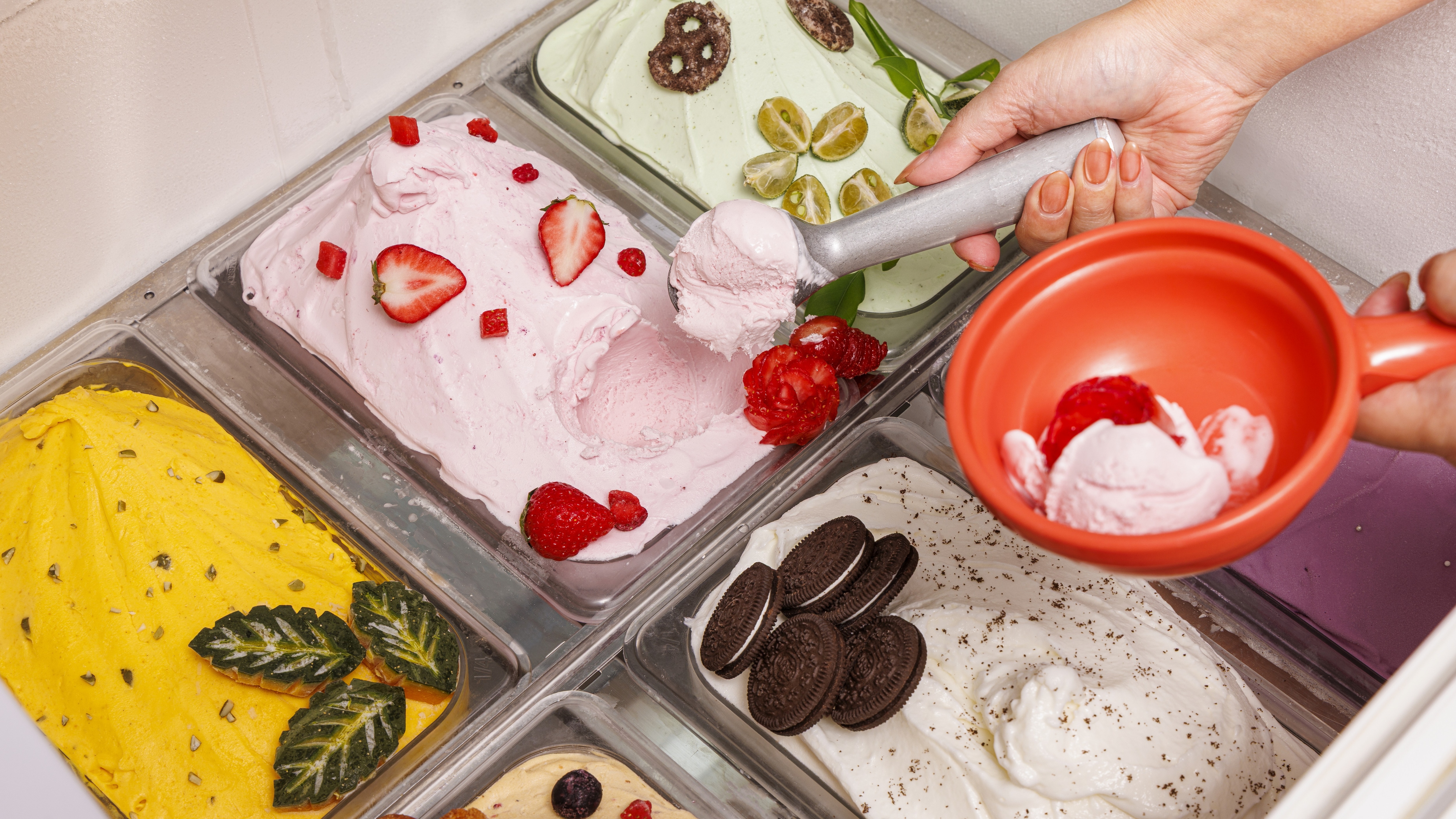 [Breakfast] We offer original homemade ice cream every month.