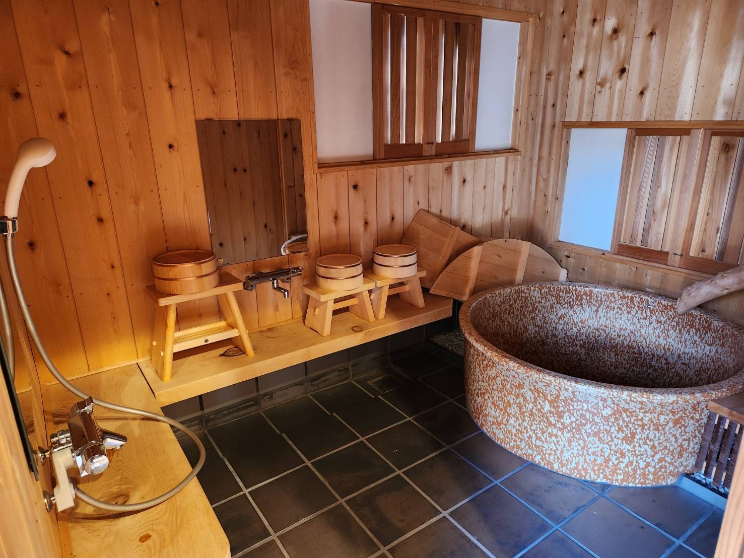 Đây là phòng tắm tại Matsuba Inn.