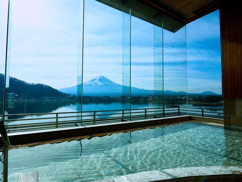 Overlooking Mt. Fuji. You can enjoy a magnificent view of Mt. Fuji and Lake Kawaguchi in front of you.